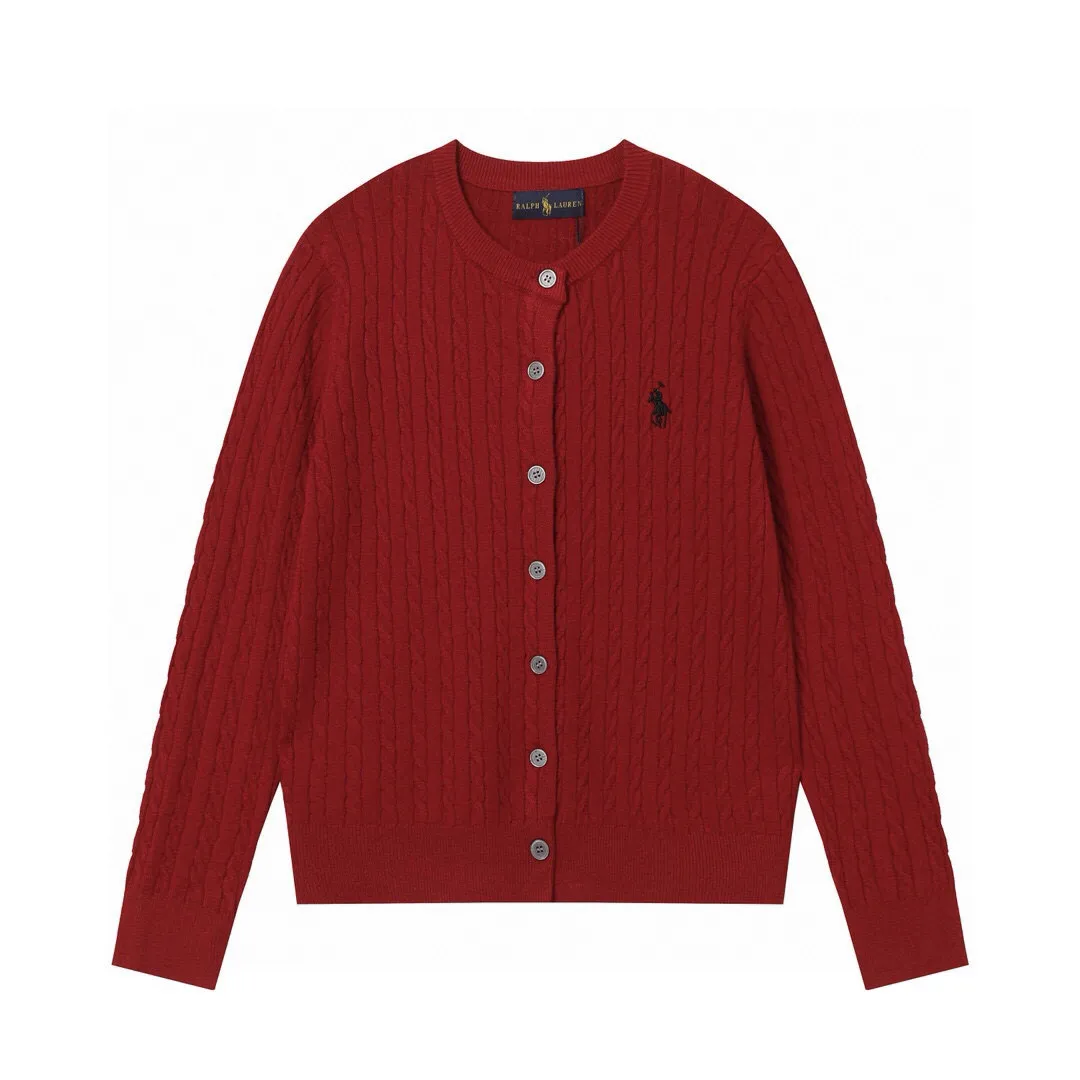 P166 Style No.: 602 -Ralph Lauren RL cardigan with classic war horse logo embroidery on the chest, long-sleeved sweater sweater jacket -The item is made of custom-dyed and custom-spun yarn, purchased from the original version. A full set of customized accessories. Details determine success or failure. Heavy new autumn and winter style. The weight of the item is as high as 800 grams. It is soft and delicate and does not tie the body. The upper body effect is very nice. Loose fit. Women's style. -Color: black, off-white, milk tea, light gray, dark gray. Navy blue red khaki red - Size: S / M / L S size 80-100 catties M size 100-120 catties Large size 120-135 catties